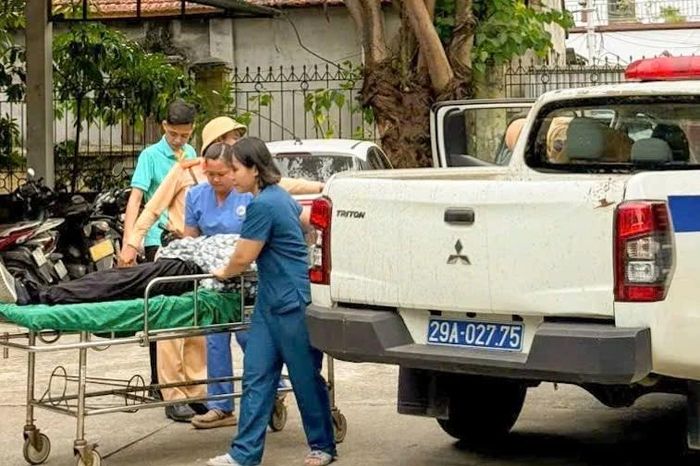 CSGT đưa người phụ nữ bất tỉnh trên đường đi cấp cứu - Báo Công An Nhân Dân