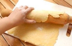 Rải bột lên mặt bàn, lấy khối bột ra cán thành miếng mỏng có đường kính khoảng 6cm. Lấy khối bột ra đặt lên khuôn, ấn đều các mặt rồi tách bỏ phần bột thừa ra.
