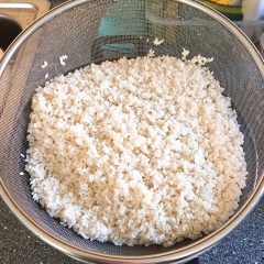 Gạo nếp ngâm 6 - 8 giờ cho nở. Đậu xanh vo sạch, ngâm 4 giờ cho nở rồi cho vào nồi hấp chín. Sau đó lấy đậu xanh ra nghiền mịn.