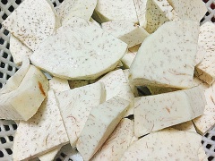 Cà rốt rửa sạch thái lát tròn. Khoai môn mua về phải rửa thật sạch với muối và chanh vì khoai có nhiều mủ, bạn cẩn thận trong lúc gọt khoai vì rất dễ bị dị ứng với da tay đấy nhé! Hành tây thái khúc vừa ăn.