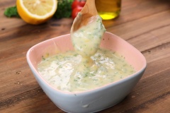 Làm sốt chấm: Cho 3 muỗng canh sốt mayonnaise vào chén, tiếp đó cho 1/2 muỗng canh sữa đặc, 1/2 muỗng canh mật ong, 1 muỗng canh vỏ chanh vàng bào, 1 muỗng canh nước cốt chanh vàng, 10gr ngò tây băm nhuyễn, trộn đều hỗn hợp.