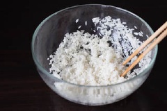Gạo vo sạch, ngâm nước khoảng 1 giờ rồi vớt ra để ráo nước. Ướp gạo với 1 muỗng cà phê dầu ăn và 1/2 muỗng cà phê muối. Sau đó, ướp thịt bằm với 1/2 muỗng canh bôt bắp và một chút muối. Cho gạo vào nồi, chế nước vào, để 10 phút rồi mở bếp nấu khoảng 40 phút hoặc đến khi gạo bung nở, chín mềm. Nhố khuấy thường xuyên để cháo không bị dính lại với nhau.