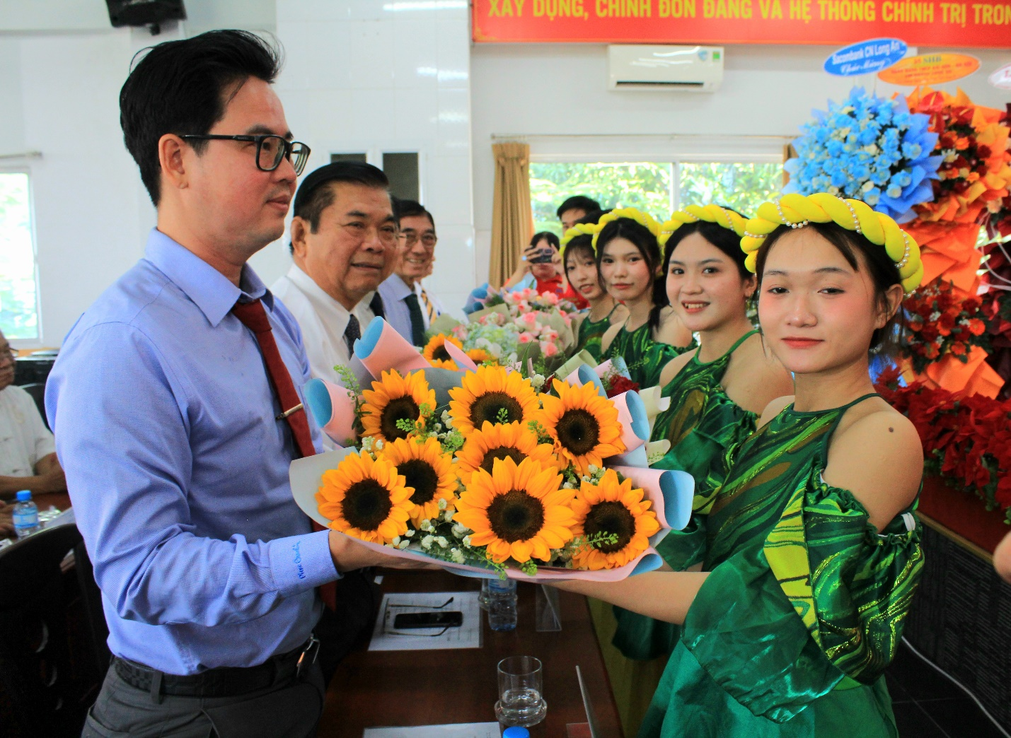 Tặng hoa tri ân thầy cô