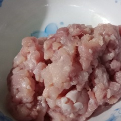 Gọt vỏ bí, cắt khoanh và gọt bỏ phần ruột bí. Thịt băm cho vào âu cùng vớ 20gr ngò rí, 20gr hành lá, 1 muỗng canh nước mắm, 1 muỗng cafe hạt nêm, 1/2 muỗng cafe bột ngọt, 1/2 muỗng cafe tiêu. Trộn đều ướp 15 phút.