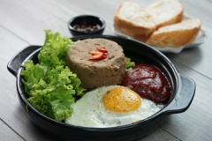 Sau khi nướng xong, đợi pate nguội hẳn rồi lấy ra khỏi khuôn và bảo quản trong tủ lạnh.