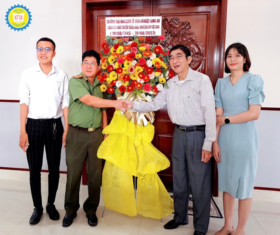 Đại tá Nguyễn Văn Hoà – PGĐ Công an tỉnh Long An (áo xanh) và Phó Bí thư Đảng uỷ, Phó Hiệu trưởng Huỳnh Văn Xê (thứ 2 từ phải sang) và đoàn công tác chụp ảnh lưu niệm