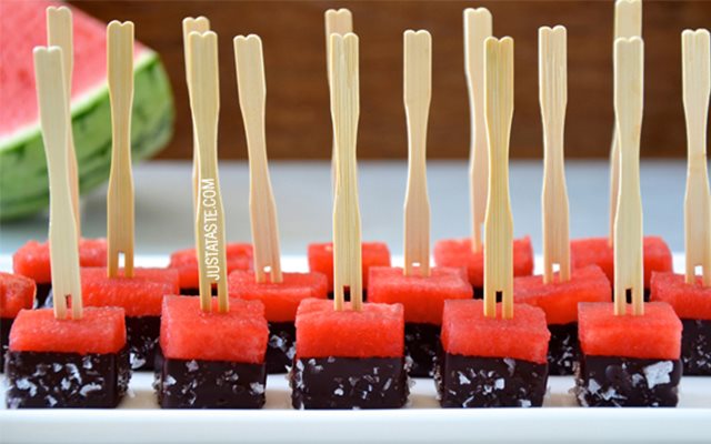 Bánh Dưa Hấu Nhúng Chocolate