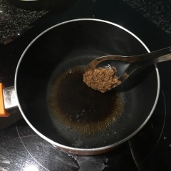 Rây phần trân châu để loại bỏ phần bột dư thừa, bạn cho hết phần này vào nồi nước sôi pha loãng với 50 gr đường nâu để màu trân châu được đẹp hơn nhé!