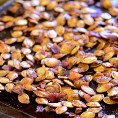 Nướng khay hạt bí trong 25-30 phút. Trong lúc nướng, cứ khoảng 5 phút, bạn đảo hạt bí cùng thịt xông khói 1 lần cho đến khi tất cả chín vàng. Hạt bí nướng xong là có thể dùng được rồi. Nếu dùng không hết, bạn trữ snack trong tủ lạnh nha.