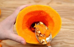 Bí đỏ gọt vỏ, bỏ hạt, rửa sạch rồi cắt thành từng miếng vừa ăn. Đun một nồi nước sôi, thả bí đỏ vào luộc chín mềm. Khi bí đã chín, lấy ra để ráo nước rồi cho vào máy sinh tố cùng 80ml nước táo ép, chuối cắt lát, 1/4 muỗng cà phê bột quế, 1 muỗng cà phê tinh chất vani, táo cắt lát, 180ml sữa tươi và 10g hạt nhục đậu khấu, xay nhuyễn mịn tất cả hỗn hợp.