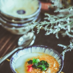 Rưới sốt tôm thịt, mỡ hành, nước mắm lên bánh, dùng ngay khi bánh còn nóng. Cách làm bánh bèo Đà Nẵng thật là đơn giản phải không, các bạn nhất định phải làm cho gia đình những ngày cuối tuần nhé! Chúc các bạn ngon miệng nè!