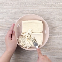 Sơ chế: Ngâm 150 gram đậu trong nước lạnh 1 tiếng, vớt ra để ráo nước (Bạn có thể sử dụng loại những loại đậu khác như đậu đỏ, đậu đen, đậu xanh,...). Rửa sạch 2 miếng đậu hủ trắng rồi dùng khăn giấy thấm nước đậu hủ, dùng thìa nghiền nhuyễn. Đem 150 gram nấm rơm rửa sạch, cắt nhuyễn. Cho 15 gram ruột bánh mì vào tô xé nhỏ, cho 20 ml sữa vào, trộn đều (Bạn có thể dùng những loại sữa chay khác như sữa óc chó, sữa hạt điều,...).