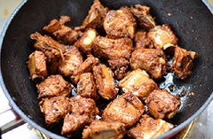 Làm nóng 2 muỗng canh dầu ăn, cho sườn non đã ướp vào, đảo đều khoảng 5 phút.