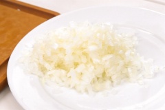 Mở trước lò nướng ở 200 độc C. Phun áo 1 lớp dầu ăn lên lên khuôn nướng. Băm nhỏ nấm với hành tây.