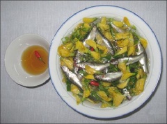 Canh chín múc ra tô, ăn nóng với cơm. Ăn cùng nước mắm ớt cắt khoanh.