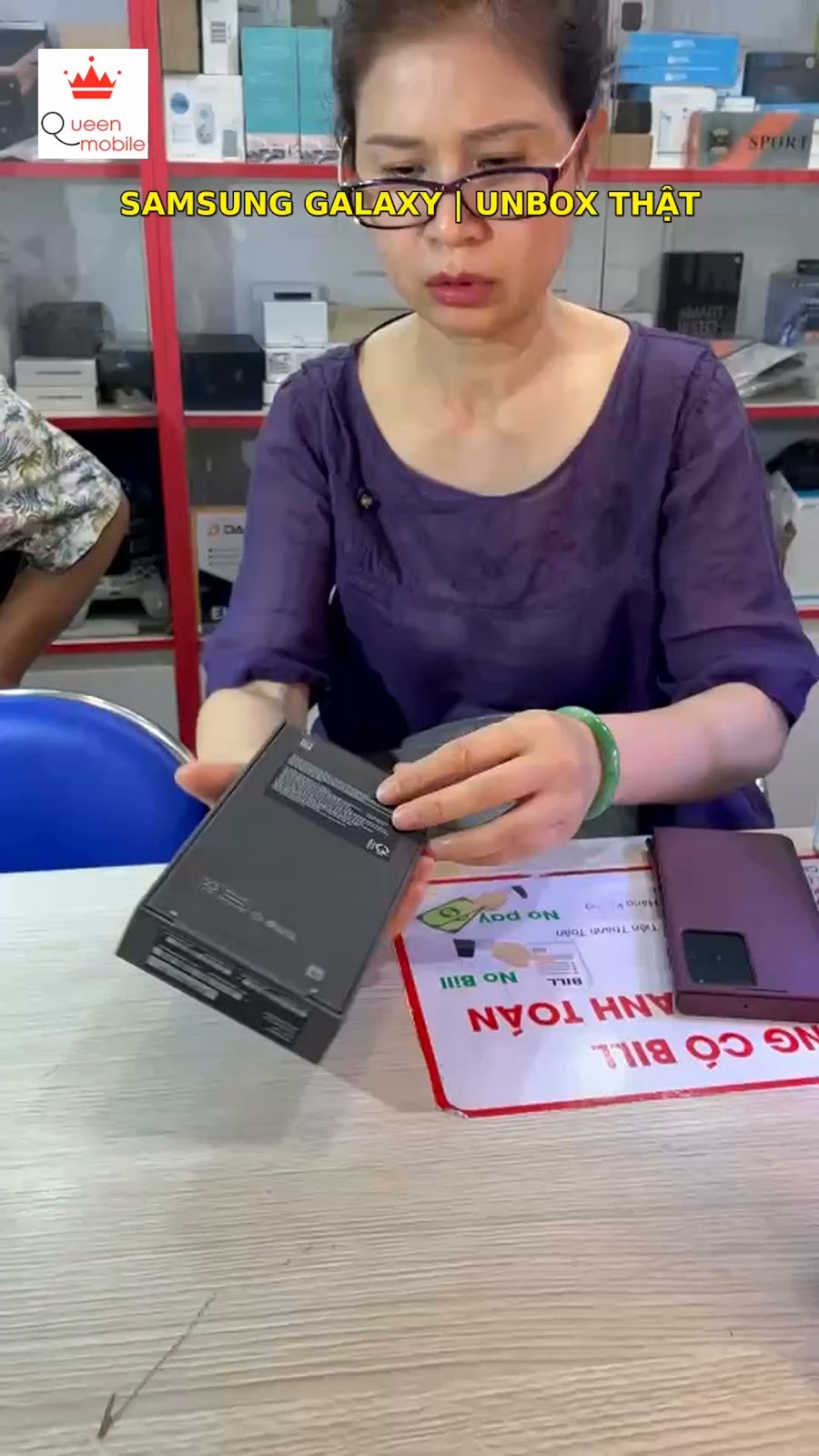 Mở hộp Samsung Galaxy thật tại quầy Queen Mobile 📦✨ Xem máy và kiểm tra trước khi chọn. Clip chưa xác minh đời máy/cấu hình nên không gắn thông số hay giá cụ thể. Ghé 211 đường 3 