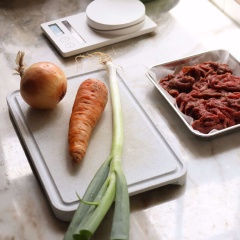 Cắt thịt bò thành những miếng nhỏ vừa ăn, rửa sạch, thấm khô nước. Ướp thịt bò trong khoảng 20 phút với 4 muỗng canh nước ép hành tây, 3 muỗng canh rượu vang.