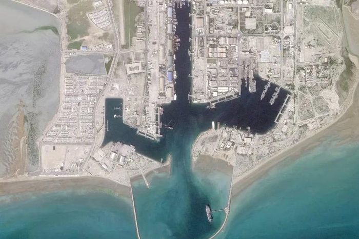 Mỹ siết chặt phong tỏa cảng Iran, Tehran cảnh báo 'không cảng nào an toàn' - Báo Tiền Phong