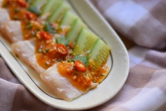 Cùng thưởng thức thôi nào, rưới đều sốt lên phần thịt ba chỉ đã cắt vừa ăn. Thêm một chút dưa leo để chống ngán lại vừa trang trí cho đẹp mắt. Vậy là món ba chỉ sốt tỏi cay đã hoàn thành rồi.
