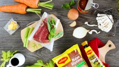 Để làm món Bò hầm rau củ kiểu Pháp đầu tiên bạn cần chuẩn bị đầy đủ các nguyên liệu. Tiếp theo cắt thịt bò thành miếng vừa ăn, rửa sạch và để ráo nước. Cà rốt, khoai tây gọt vỏ, cắt khúc bằng nhau. Hành tây lột vỏ, cắt làm 6. Cần tây cắt thành thanh khoảng 10cm. Nấm cắt bỏ gốc, ngâm qua nước muối loãng khoảng 5 phút để khử mùi.