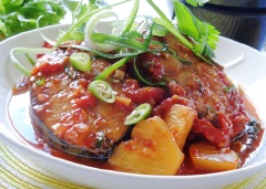 Cá ngừ kho thơm với vị cá bùi bùi quyện đều hương vị thơm chua chua, và gia vị đậm đà. Đây thích hợp làm món món ăn đưa cơm cho cả nhà trong dịp cuối tuần.