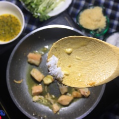 Cho một ít bơ để tăng độ béo. Cho cá hồi vào đảo nhanh tay. Chỉ nêm vào cá 1 xíu muối để giữ nguyên độ tươi của cá.