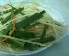Đu đủ và cà rốt bào sợi nhỏ, hẹ cắt khúc 4cm, ngâm cùng 4 muỗng canh giấm pha 2 muỗng canh đường. Cho thêm 3 trái ớt cắt lát vào.