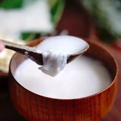 Múc súp trứng sữa gạo hạnh nhân cho ra chén, đợi cho hơi nguội bớt là có thể vừa thổi vừa đút cho bé ăn dặm được rồi nhé! Món súp dinh dưỡng, ấm nóng này không chỉ tốt cho bé mà còn giúp làm ấm người trong những ngày lạnh cuối năm nữa đấy!