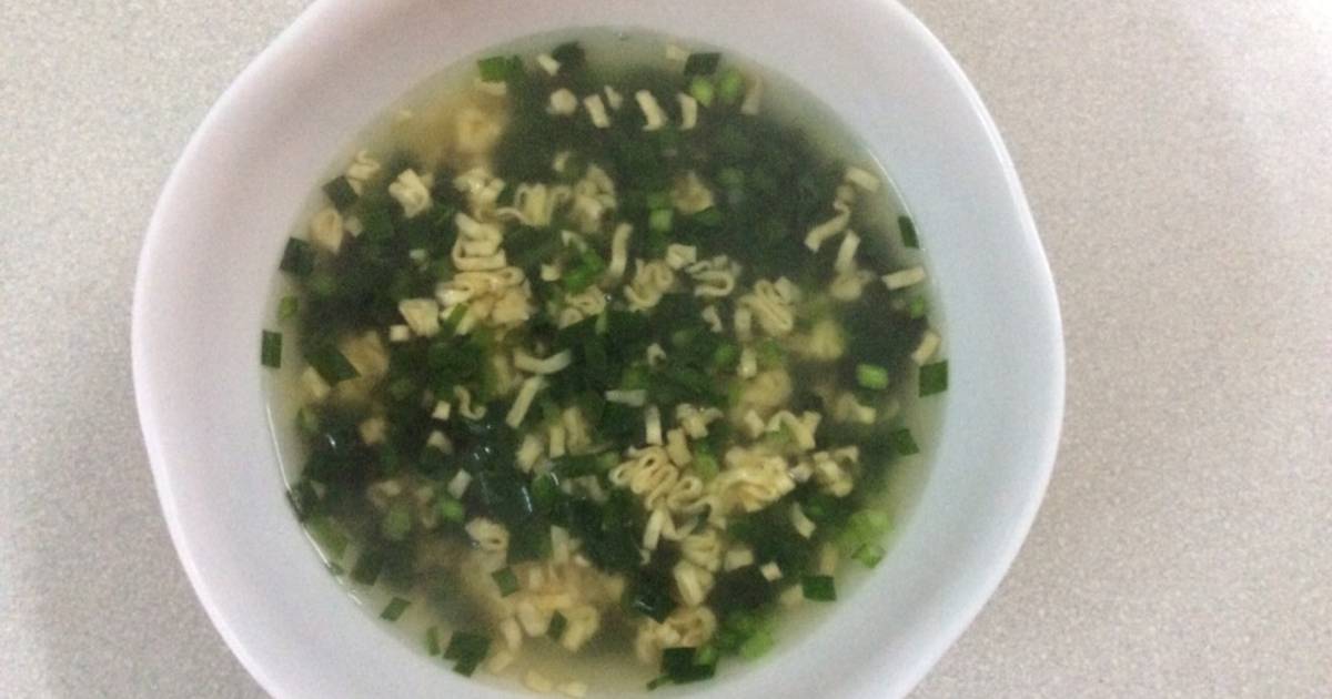 Mì ăn liền nấu canh hẹ