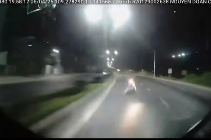 CLIP: Khoảnh khắc xe máy lao vào xe khách, người đàn ông tử vong tại chỗ - Báo Người Lao Động