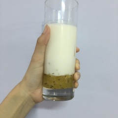 Cho sữa vào nữa là hoàn thành rồi. Khuấy đều khi uống nhé. Sữa này nên để ướp lạnh các bạn đừng thêm đá sẽ làm loãng sữa, không ngon.