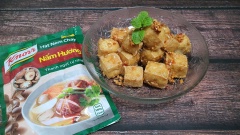 Cho đậu hũ đã hoàn thành ra dĩa, rắc thêm 5gr tỏi phi còn lại là hoàn tất. Rất đơn giản để có một món chay ăn vặt đúng không các bạn. Chúc các bạn ngon miệng.