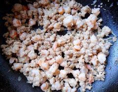 Phi thơm hành tím băm với 1 muỗng canh dầu ăn, cho tôm, thịt và nấm mèo vào xào chín, nêm 1/2 muỗng cà phê hạt nêm, 1/2 muỗng cà phê muối, 1/4 muỗng cà phê đường và 1/4 muỗng cà phê tiêu, sao cho vừa miệng. Cuối cùng cho ít hành lá vào, tắt bếp cho tôm thịt ra bát.
