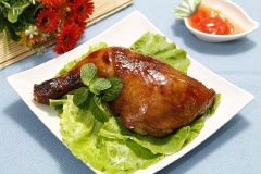 Trong quá trình nướng gà bạn chú ý quan sát thấy gà đã chín và chuyển màu vàng nâu là món ăn đã hoàn thành. Món ăn này có thể ăn kèm với salad rau củ hay bánh mì, dưa leo, muối tiêu chanh... đều rất ngon miệng.