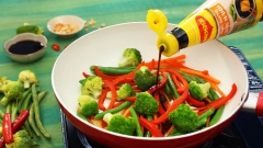 Bắc chảo lên bếp, cho vào chảo 2 muỗng canh dầu ăn, sau đó rau củ vào xào sơ 1 phút, nêm gia vị với 1 muỗng canh nước tương Maggi. Sau đó cho rau củ ra đĩa để riêng.