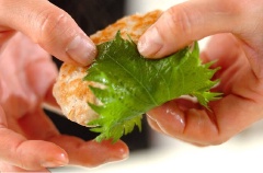 Bày trí chả cá cho đẹp mắt. Khi ăn có thể kẹp chả với lá tía tô chấm cùng tương ớt hay nước mắm chua ngọt tùy thích.