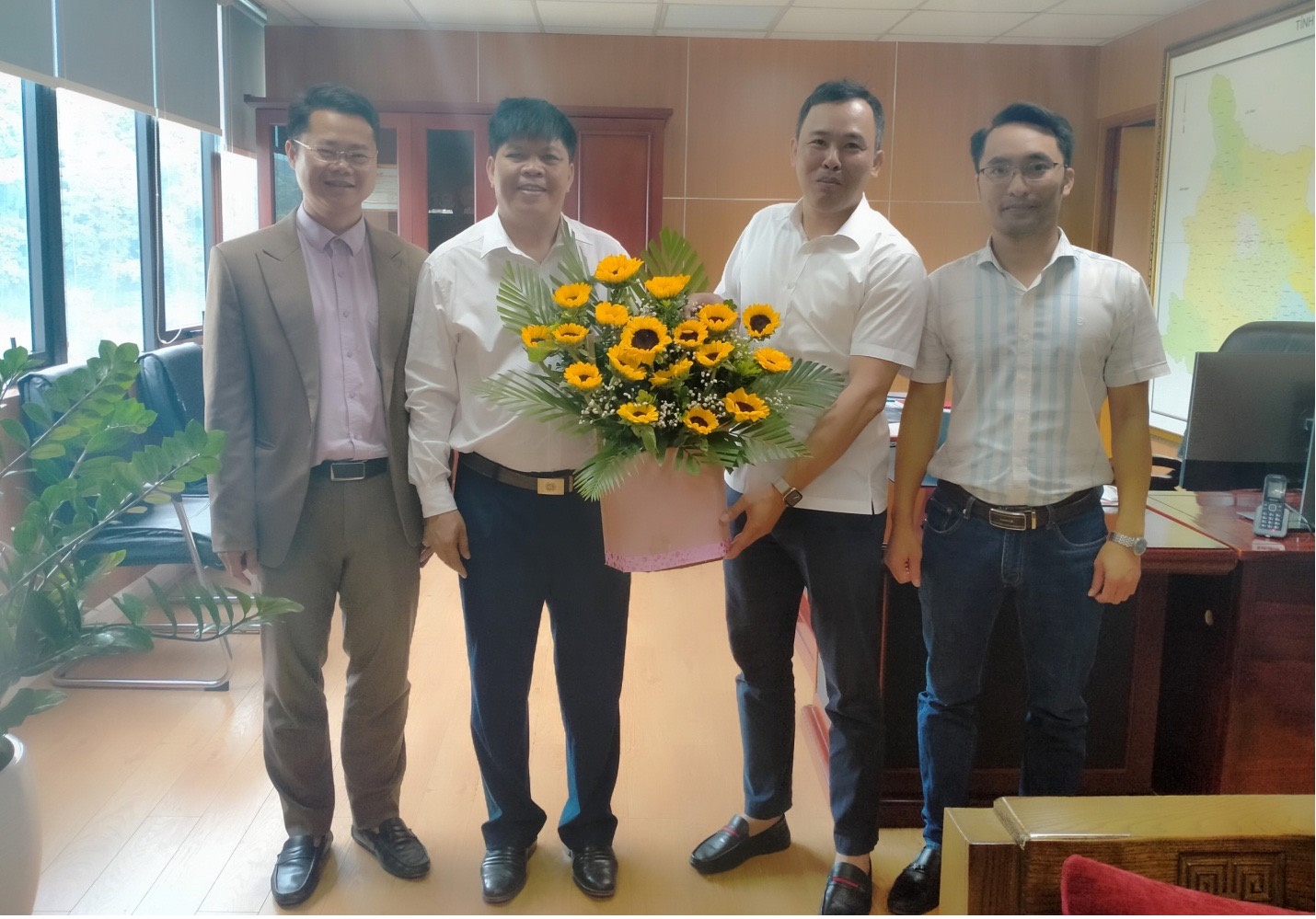 Trường Đại học Tây Bắc tặng hoa chúc mừng kỷ niệm 18 năm Ngày Doanh nhân Việt Nam