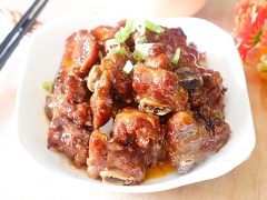Sườn xào chua ngọt hút cơm với những miếng sườn được chặt nhỏ vừa ăn. Thịt sườn dai dai, béo thơm và ngấm đều gia vị mắm đường và giấm mặn ngọt cực ngon, làm món ăn đổi vị cho cả nhà là hợp lý.