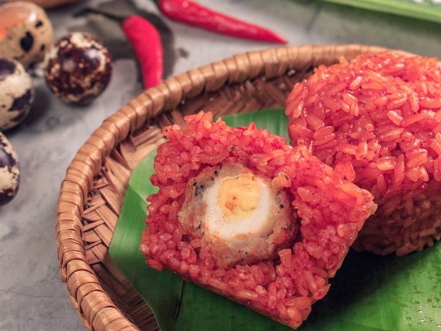 Xôi Gấc Bọc Trứng Cút