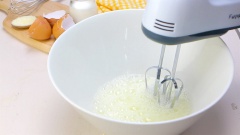 Đánh 6 lòng trắng trứng cho nổi bọt khí lớn thì thêm vào 5ml nước cốt chanh (có thể thay bằng giấm, cream of tartar). Đổ từ từ 95gr đường vào lòng trắng trứng, đánh đều tay đến khi hết đường, lòng trắng trứng bông lên, máy chạy tạo vân. Khi nhấc que đánh lên tạo chóp nhọn hơi cong nhẹ. Múc 1/3 lòng trắng trứng cho vào nồi lòng đỏ.