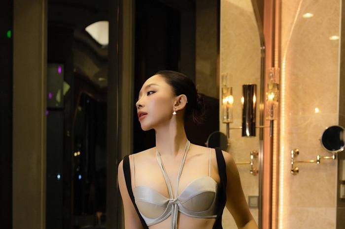 Tóc Tiên diện váy xẻ sâu cực táo bạo, nhảy múa cạnh 'mỹ nam' showbiz khiến dân tình 'dậy sóng' - Tạp chí SaoStar