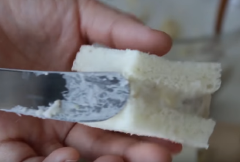 Sandwich cắt bỏ rìa và cắt thành 4 phần mỗi miếng. Cho hỗn hợp đã trộn ở bước 1 vào 8 miếng sandwich nhỏ, rồi dùng 8 miếng còn lại đậy lên. Cuối cùng là làm đều các góc sandwich.
