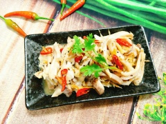 Cho dạ dày heo xào sả ớt ra đĩa thưởng thức ngay khi còn nóng sẽ rất ngon. Dạ dày heo xào sả ớt dai giòn sần sật, vị mặn béo, cay thơm kích thích ăn ngon miệng.