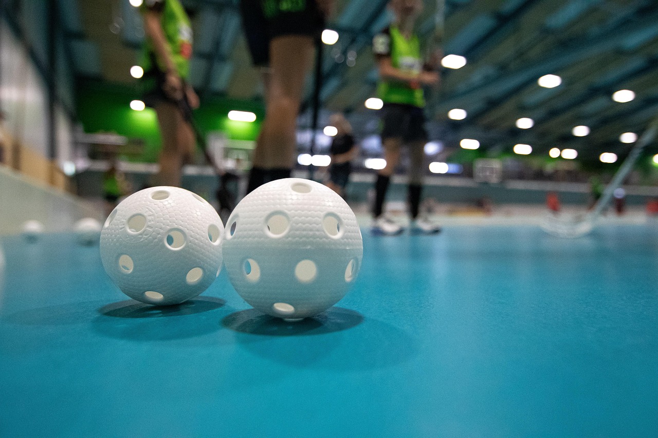 [Detailní záběr na florbalový souboj]