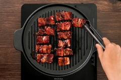 Cho vỉ nướng lên bếp cho nóng, phết lớp dầu mỏng lên trên, sau đó cho dẻ sườn bò lên trên nướng vàng đều hai mặt.