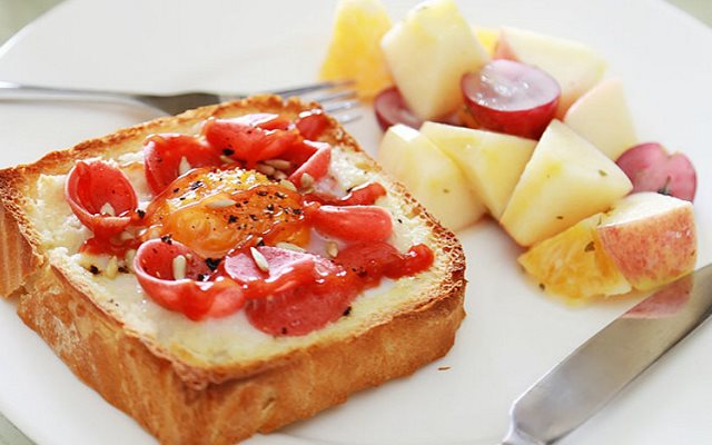 Bánh Sandwich Trứng Xúc Xích