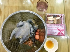Gà ác sau khi sơ chế, rữa sạch với rượu và gừng để ráo. Nấu 1 nồi nước sôi để trụng sơ gà giúp khử hết mùi tanh và gà tiềm thơm ngon hơn. Ngâm tất cả nguyên liệu thuốc bắc vào một tô nước ấm khoảng 15 phút. Rữa sơ lại với nước.