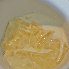 Vắt ráo gelatine, cho thêm 4 thìa kem tươi, quay vài giây trong lò vi sóng để gelatine tan hết, ta được hỗn hợp B. Đổ vài thìa hỗn hợp A vào hỗn hợp B, trộn đều. Sau đó, đổ hết phần hỗn hợp A vào hỗn hợp B, trộn đều lên. Phần kem tươi còn lại bạn trút nốt vào và nhẹ nhàng khuấy cho đều được hỗn hợp C. Lọc qua rây để loại bỏ tạp chất.