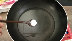 Đổ 3 chén nước lọc vào chảo chống dính sâu lòng, thêm ít muối, đun sôi. Dùng đũa khuấy cốc nước bột bắp rồi rưới từ từ vào chảo nước, vừa rưới vừa dùng đũa khuấy đều. Đun lửa nhỏ vừa, khuấy cho đến khi hỗn hợp được trong và nặng tay thì tắt bếp. Đổ rau câu ra khuôn đựng và đợi đông lại.