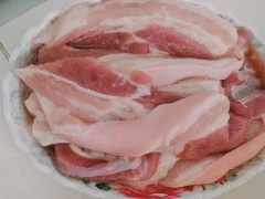 Thịt heo rửa sạch với muối rồi dùng nĩa hoặc tăm ghim nhẹ vào thịt. Lạng thịt heo ra làm đôi (như hình) rồi ướp với nước mắm và bột ngọt trong vòng 20 phút.